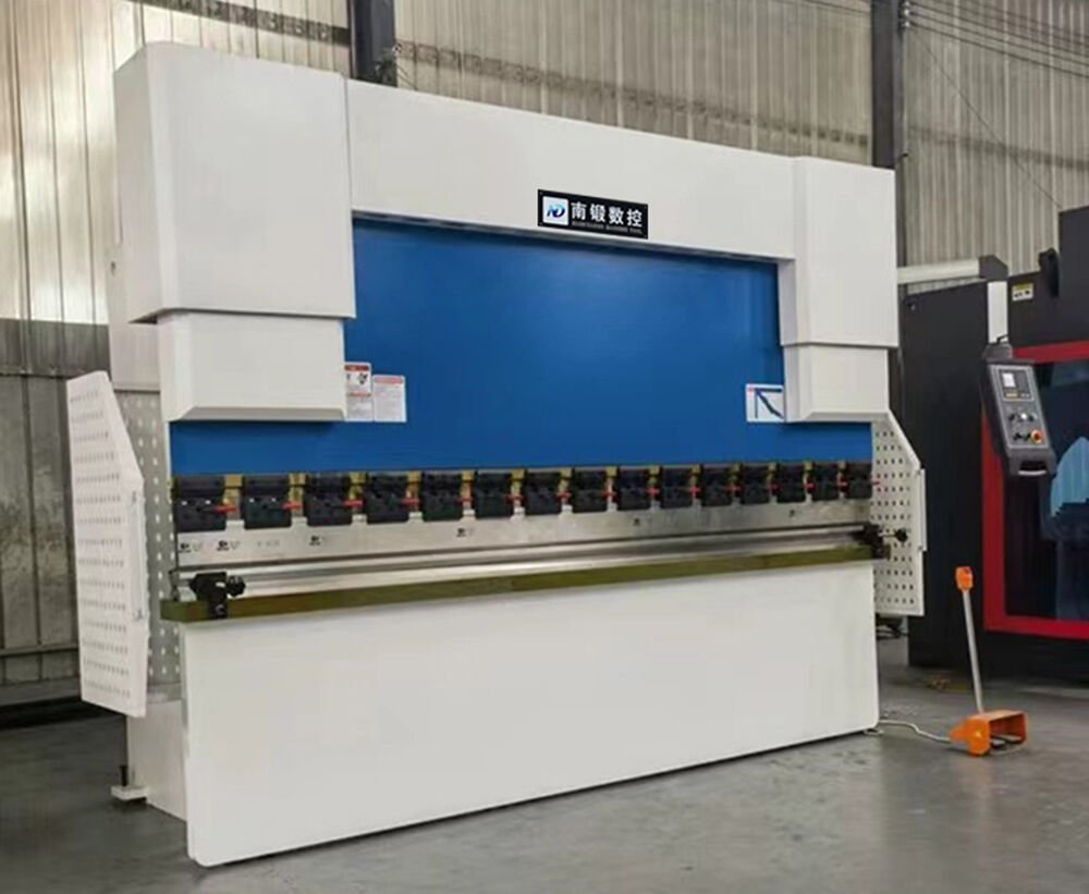 Torsion-bar hydraulic press brake 200T3200