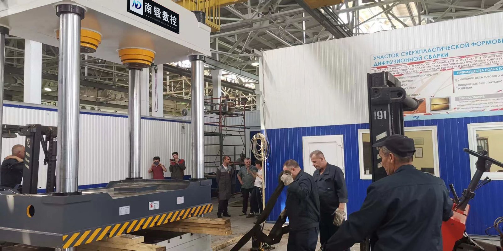The 315-ton double-cylinder hot-press hydraulic machine is used in Russia to mold plastic pallets.