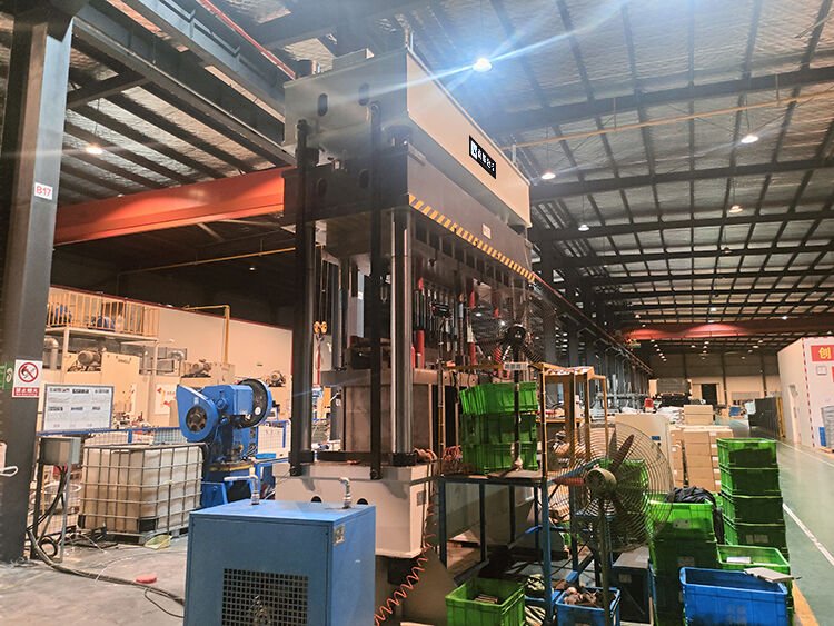 A 400-ton four-column hydraulic press is used to press new energy battery cases