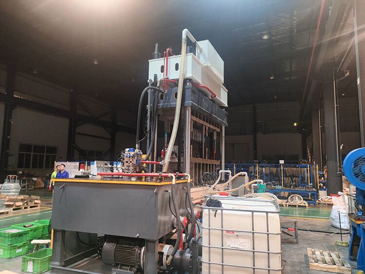 a 400 ton four column hydraulic press is used to press new energy battery cases-2