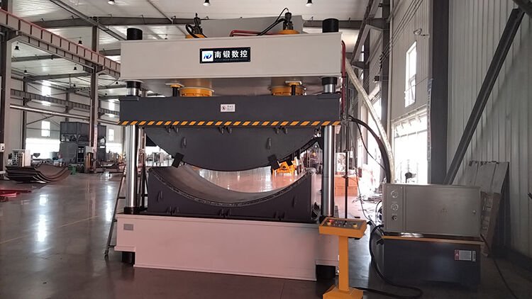 A 400-ton large hydraulic press is used for bending steel plates