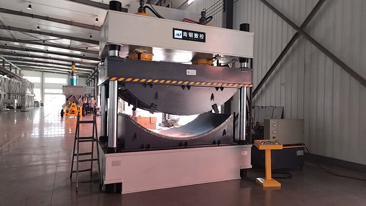 a 400 ton large hydraulic press is used for bending steel plates-2