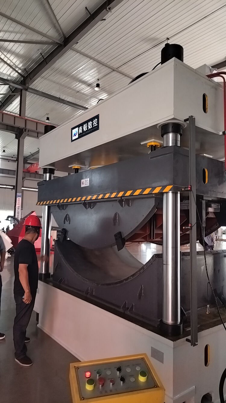 A 400-ton large hydraulic press is used for bending steel plates