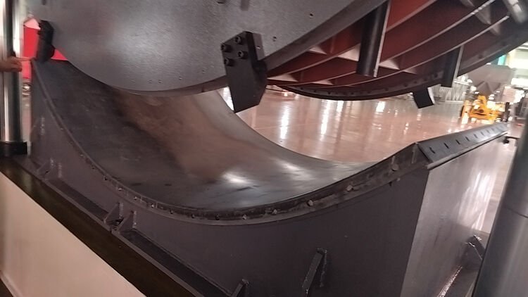 a 400 ton large hydraulic press is used for bending steel plates-4